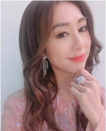 终于在2015年,胡定欣凭借着《鬼同你ot》中的"女鬼"姜蓉(姜姐)一角首