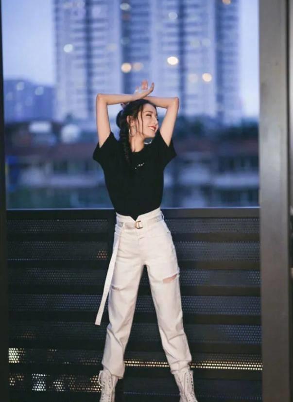 最怕迪丽热巴穿"姨妈裙"拍照,看她凹出的腰围,像是被上帝吻过_穿着