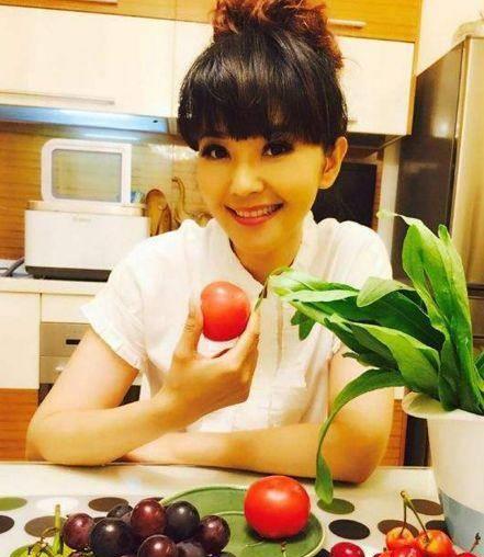 最美主持人方琼全家照,15岁父亲病逝,如今嫁大8岁丈夫很幸福_母亲