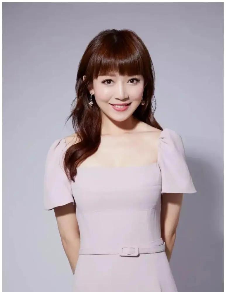 2002年,正式加入广东卫视时年仅21岁.