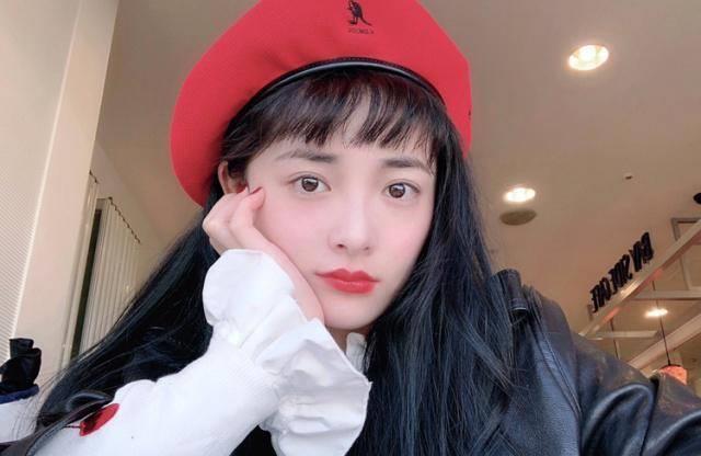 周洁琼小红帽配黑色皮夹克,甜美帅气,告诉你选对刘海有多重要!