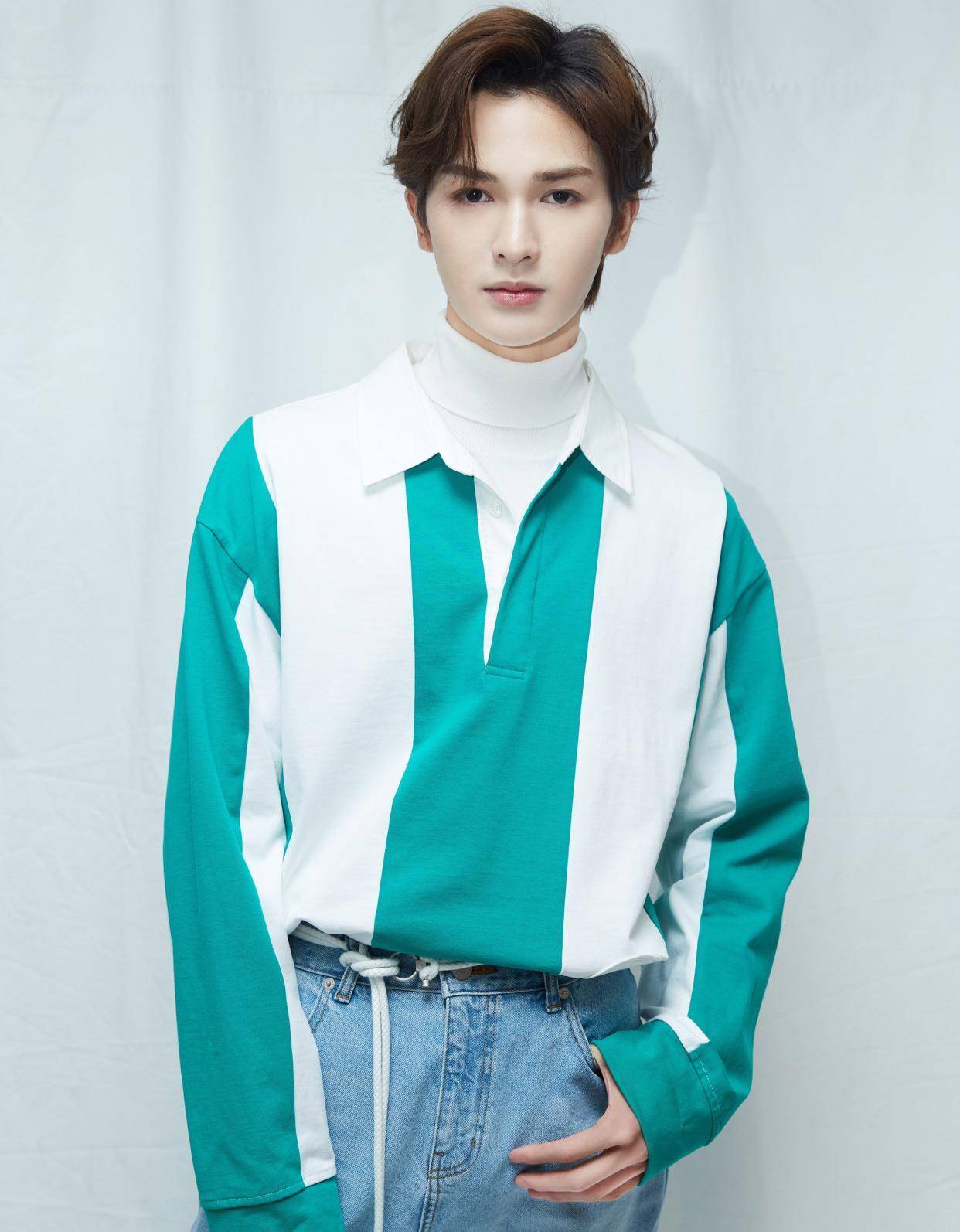 朱正廷亮相《一堂好课》,穿拼色衬衫配牛仔裤帅气,头身比太绝_感觉