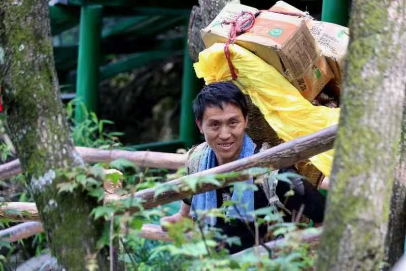 老君山最美的风景,悬崖绝壁上行走的独臂背山工_父亲_胳膊_货物