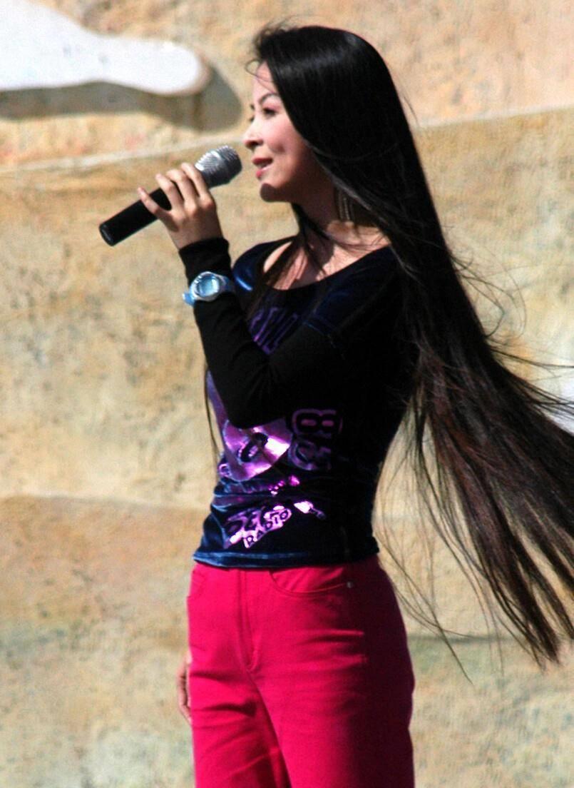 撞脸舞蹈家周洁,六上春晚为爱剪掉长发,歌手眉佳怎么销声匿迹了_二胡