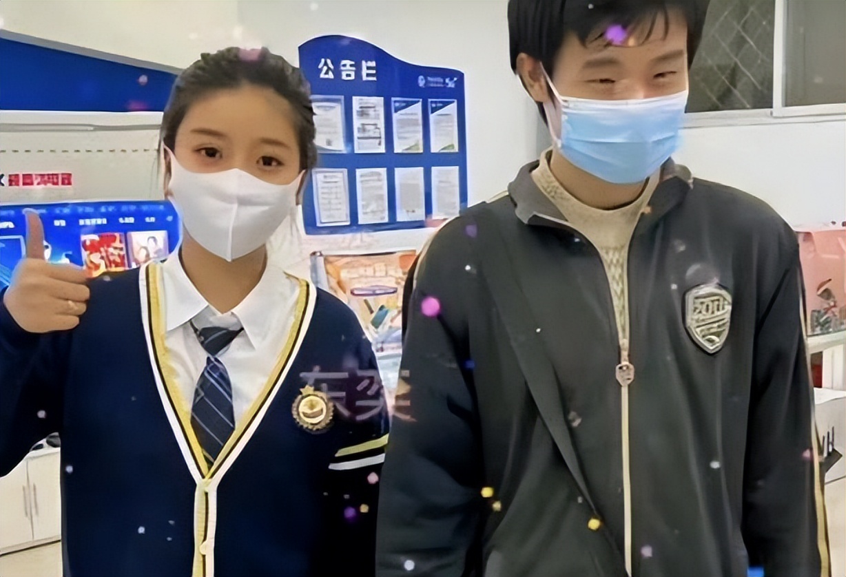 济南网友偶遇韦东奕,难得见他笑的这么灿烂,被猜是回家相亲了_数学