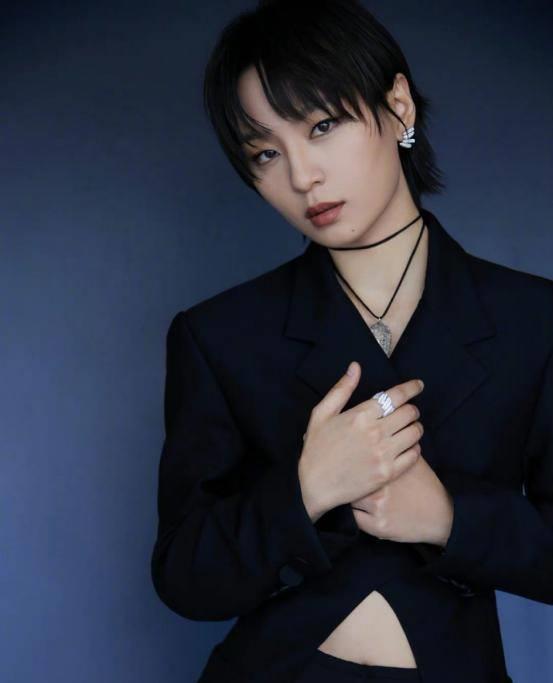 周笔畅大胆穿露脐装,穿搭风格转变,完全解放天性_黑色_设计_首选