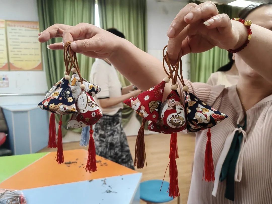 纳囊馨香 端午安康——惠济区江山路第一小学组织开展制作香囊活动