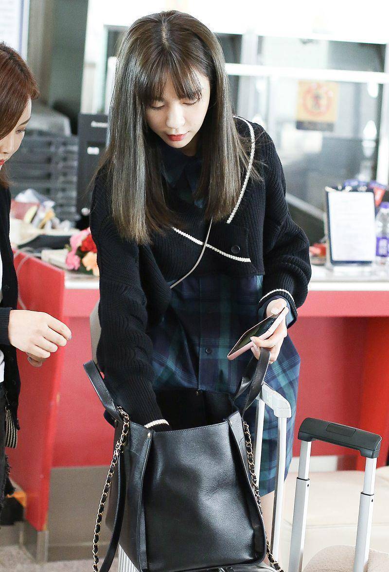 沈梦辰机场又秀美腿,不规则衬衫配短裤玩下衣失踪,这身材慕了_下装