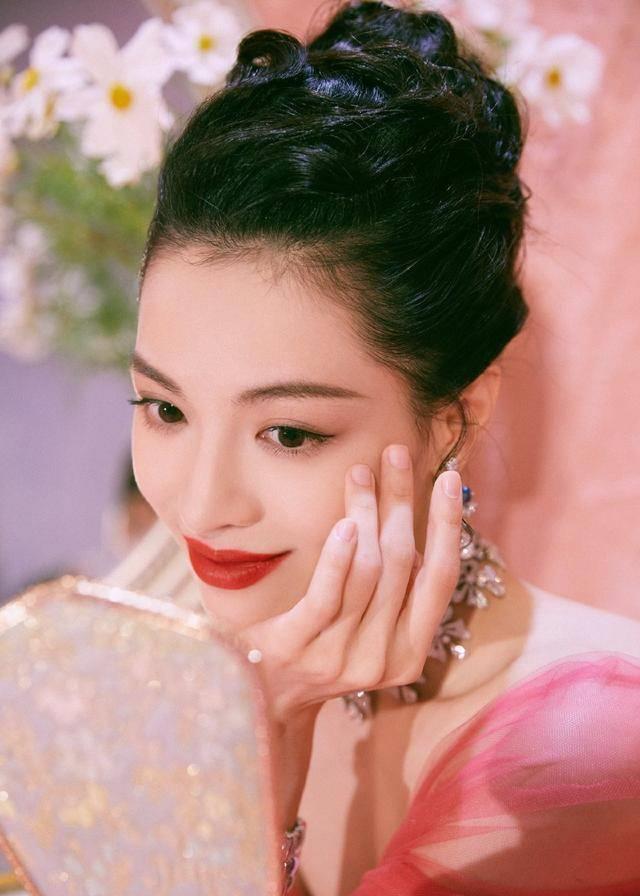 钟楚曦巴洛克油画大片,粉色调可爱又优雅,仿佛是画中走来的女人_化妆