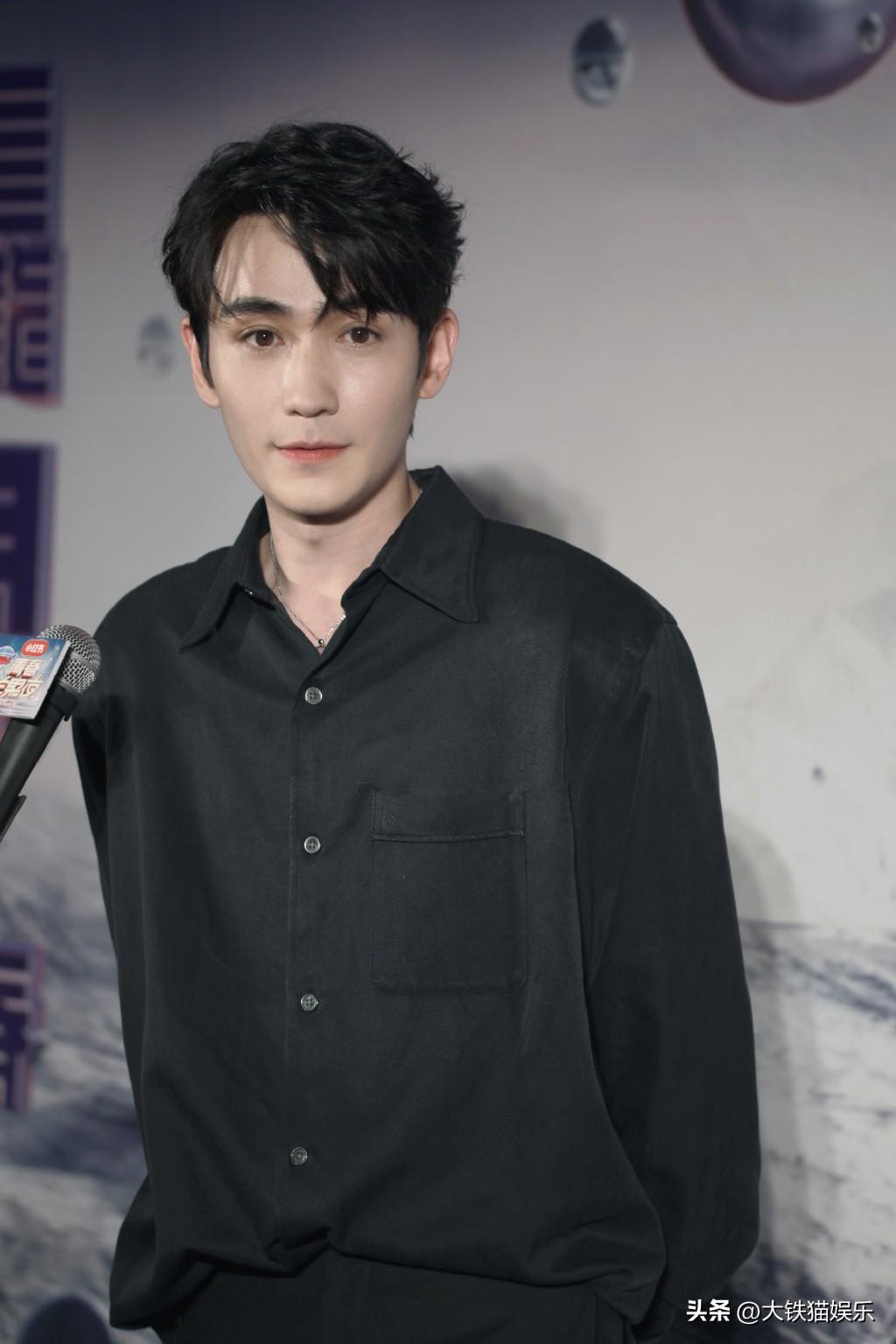 穿"黑衬衫"好看的男明星就只穿这7件,个个身材高挑,非常奢华_黑色