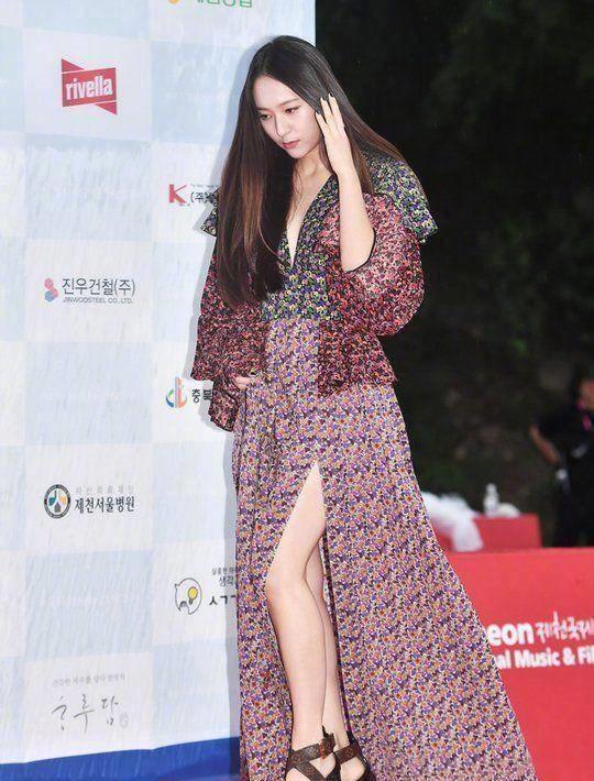 郑秀晶久违亮相!