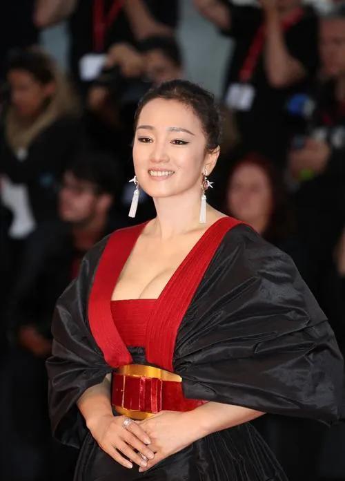 12位拥有方脸的女星,个个惊艳四方,美貌被低估_张曼玉_巩俐_时尚