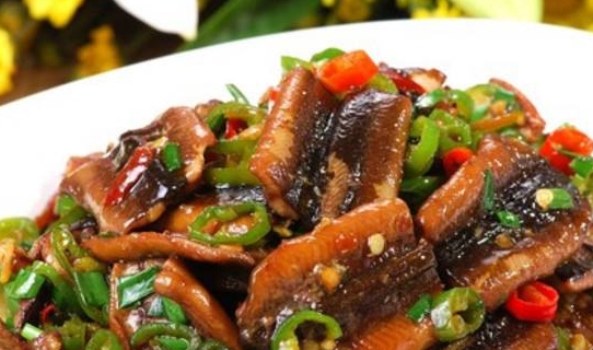 放入黄鳝段,加入料酒,老抽,豆瓣酱,迅速翻炒几下,然后加入豆瓣酱.