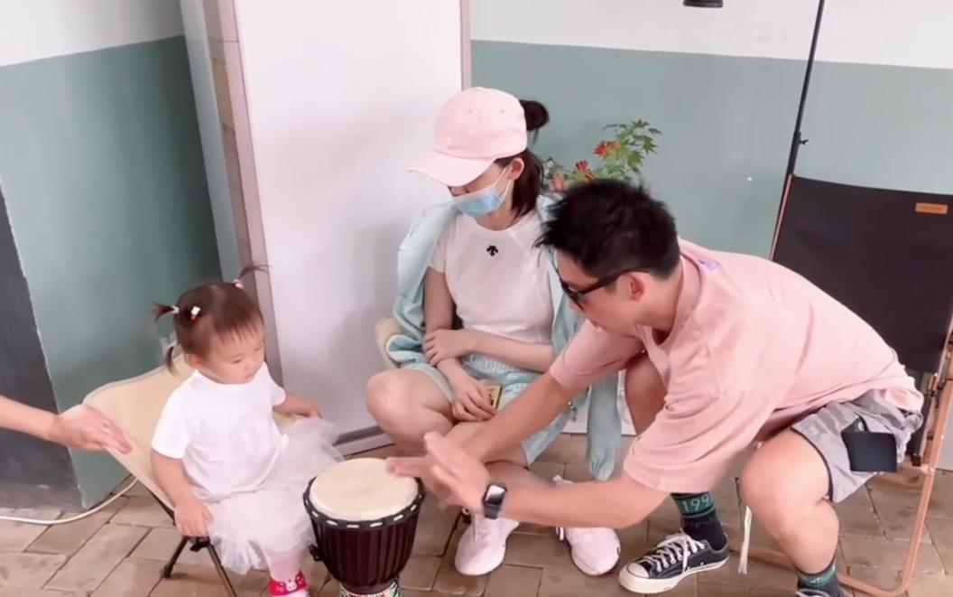 郑恺苗苗带女儿逛农场,女儿近照颜值好高,苗苗妹妹负责拍视频_生活
