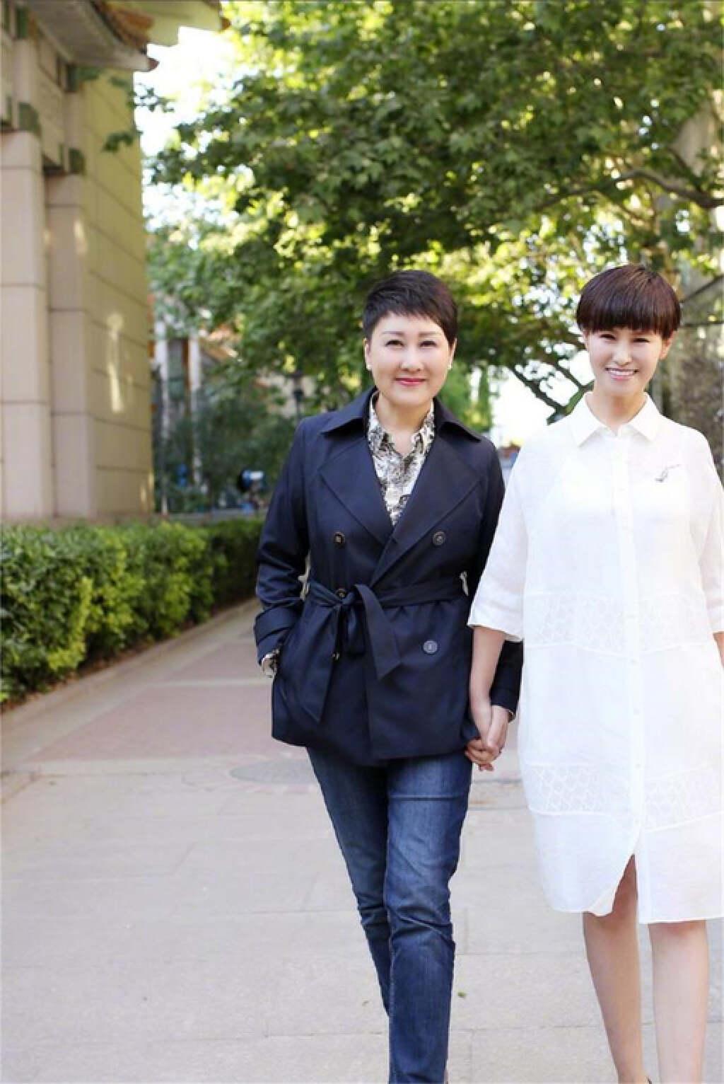 看到60岁的张凯丽后,我才明白:短发,深色衣服可以让你聪明又优雅_发型