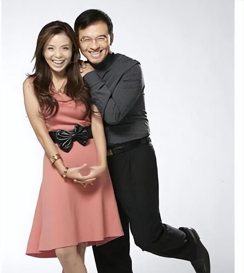 2003年朱迅父亲患结肠癌,王志帮忙找名医,事无巨细地照顾,让朱迅觉得