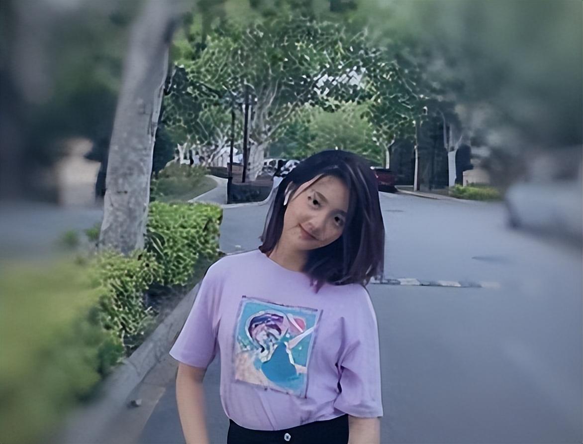 也有不少网友感叹时光飞逝,还记得李嫣小时候的模样,如今已经长大家庭