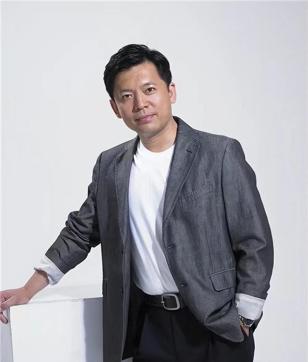 何政军:错过巩俐,对妻子一见钟情,携手相伴三十年,这才是真爱_范雨