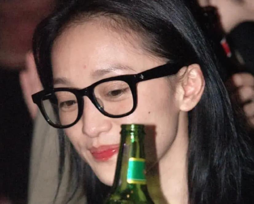 周迅早期素颜照曝光,五官神态撞脸唐艺昕,不愧是"灵气女神"_网友_年轻