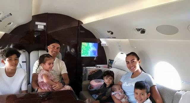 回顾c罗孩子6岁了,乔妹陪衬小"寿星" 球迷:"迷你罗"长高了_乔治娜