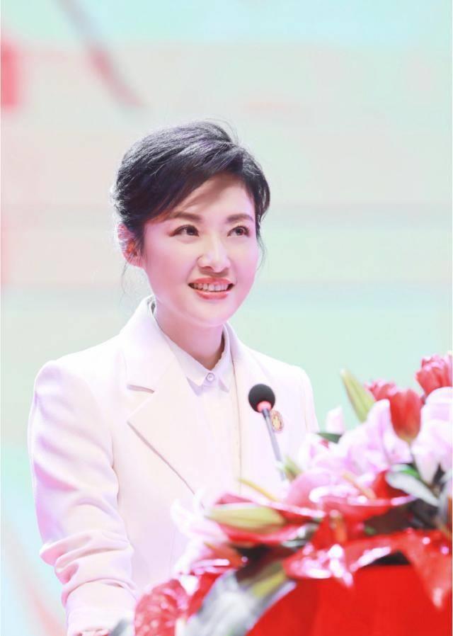 著名主持人周涛现身活动,丸子头搭配白色西服套装,看着不像51岁_女性