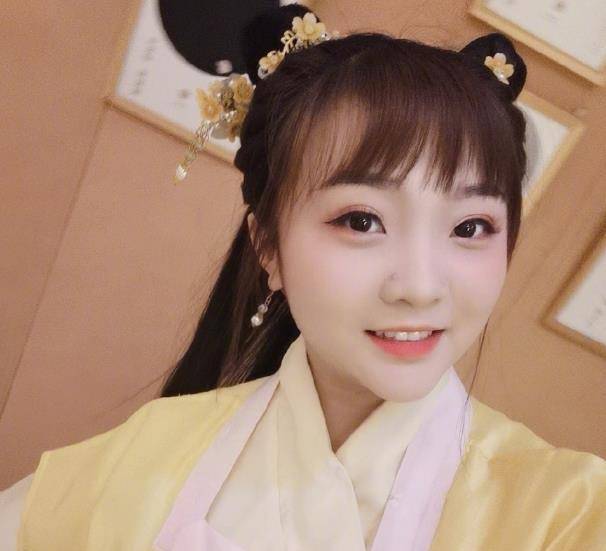 林妙可晒美照,穿一身鹅黄色汉服清新十足,减肥之后越来越漂亮_事情