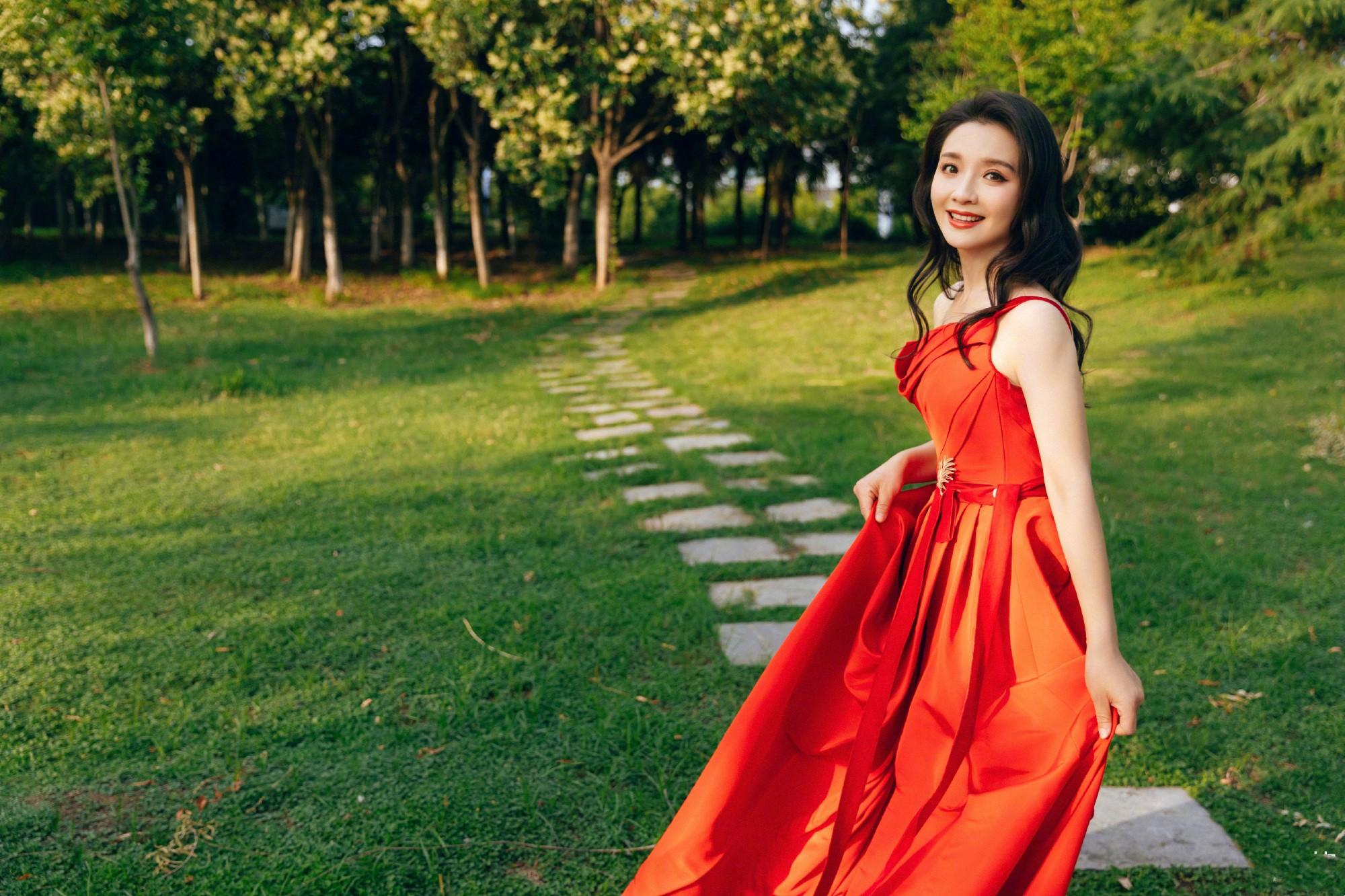 孙茜穿多巴胺,红色连衣裙显得优雅明亮,温暖又温柔_姐姐_造型_阳光