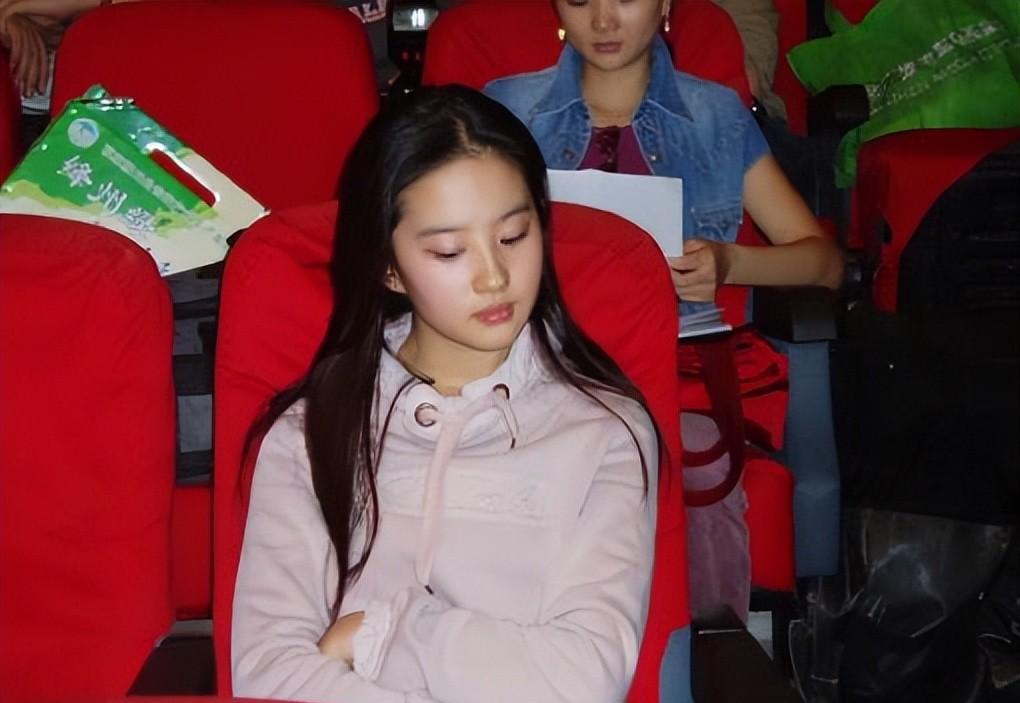 刘亦菲16岁"怼脸照"曝光,"神仙姐姐"名不虚传,美得自在随性_时候_感觉