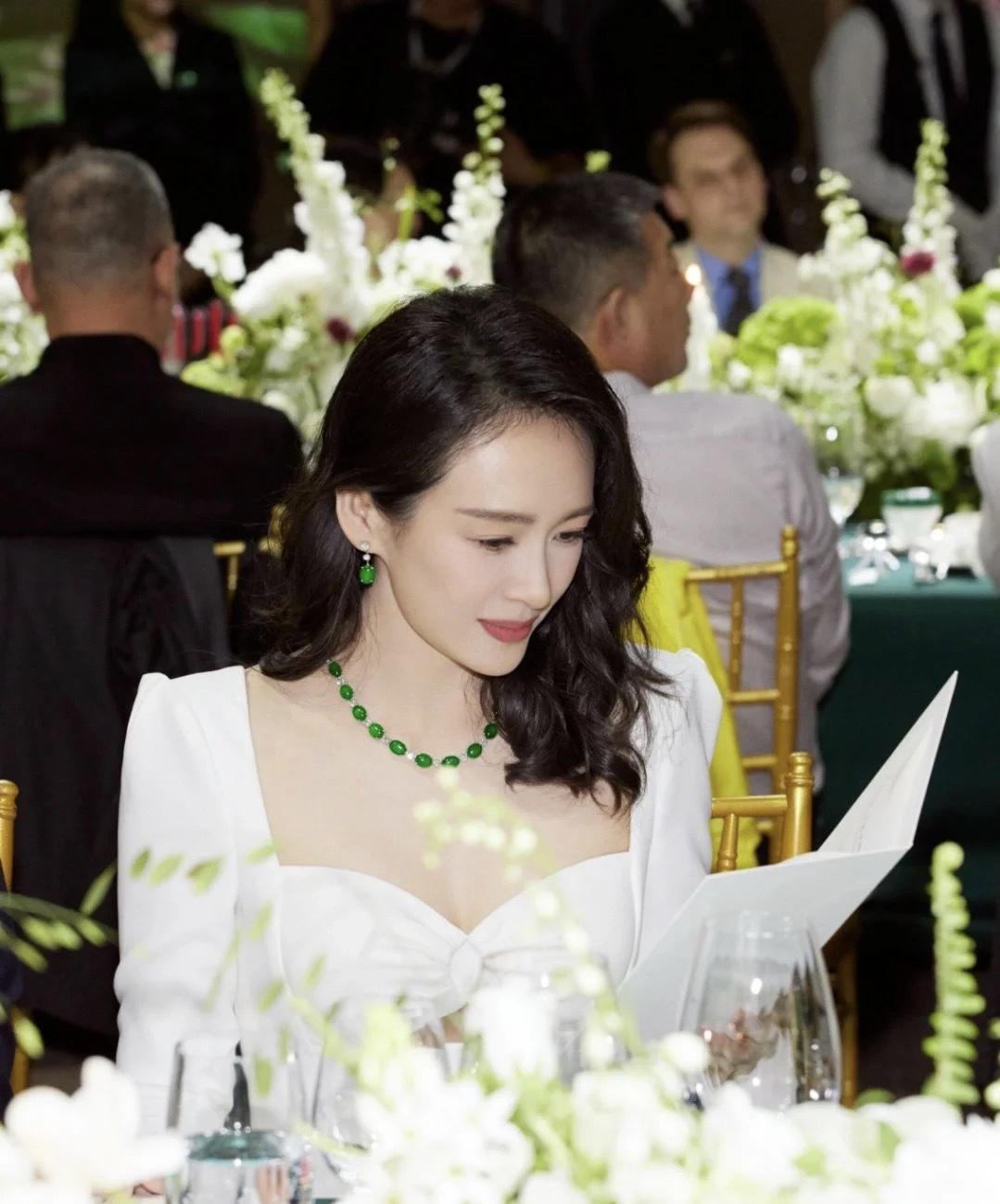 章子怡在重要的晚宴上穿得多么优雅啊!_祖母绿_翡翠_气质