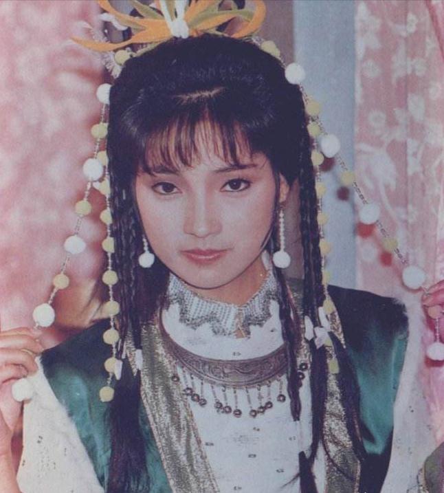 中的李师师,《杨家将》中饰演明艳动人的青莲公主,在《绝代双骄》中