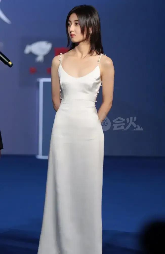 23岁张子枫白色露背长裙,时尚露背设计燃爆红毯!_魅力_网友_气质