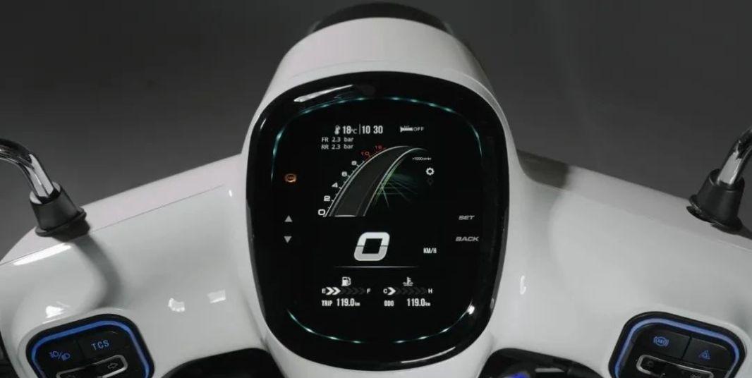 150单缸水冷引擎,配置上则更是来到同级天花板,除了led灯具,互联仪表