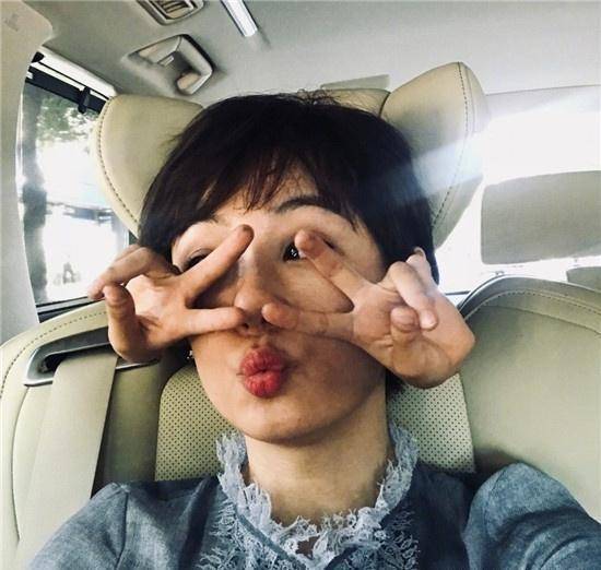 孙俪带孩子放飞自我女儿发型成亮点遭调侃:一家人都成邓超_明星_压力