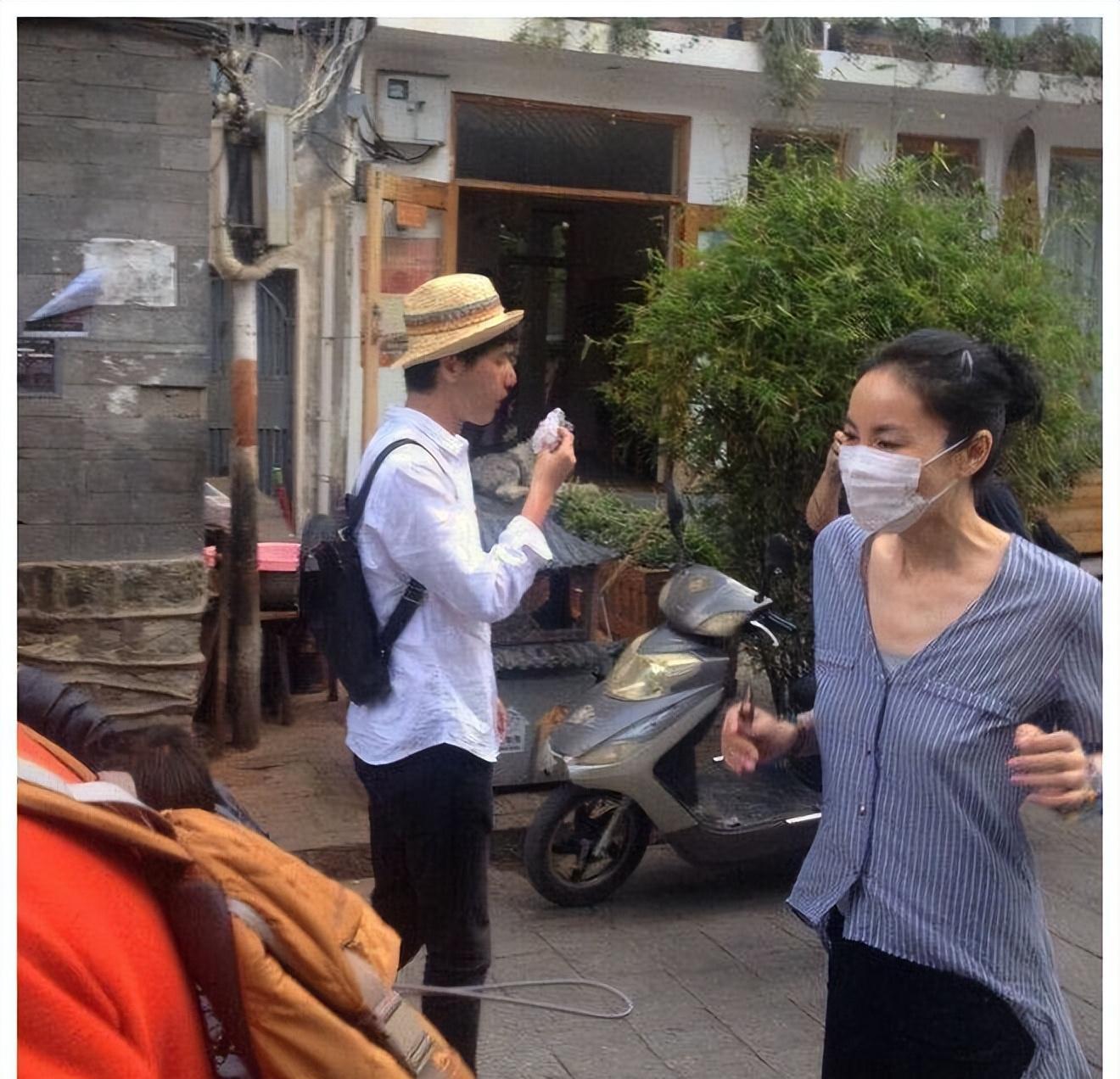 王菲私下真不一样,穿超短裤追赶潮流,但臀部都遮不全,太不优雅_穿着