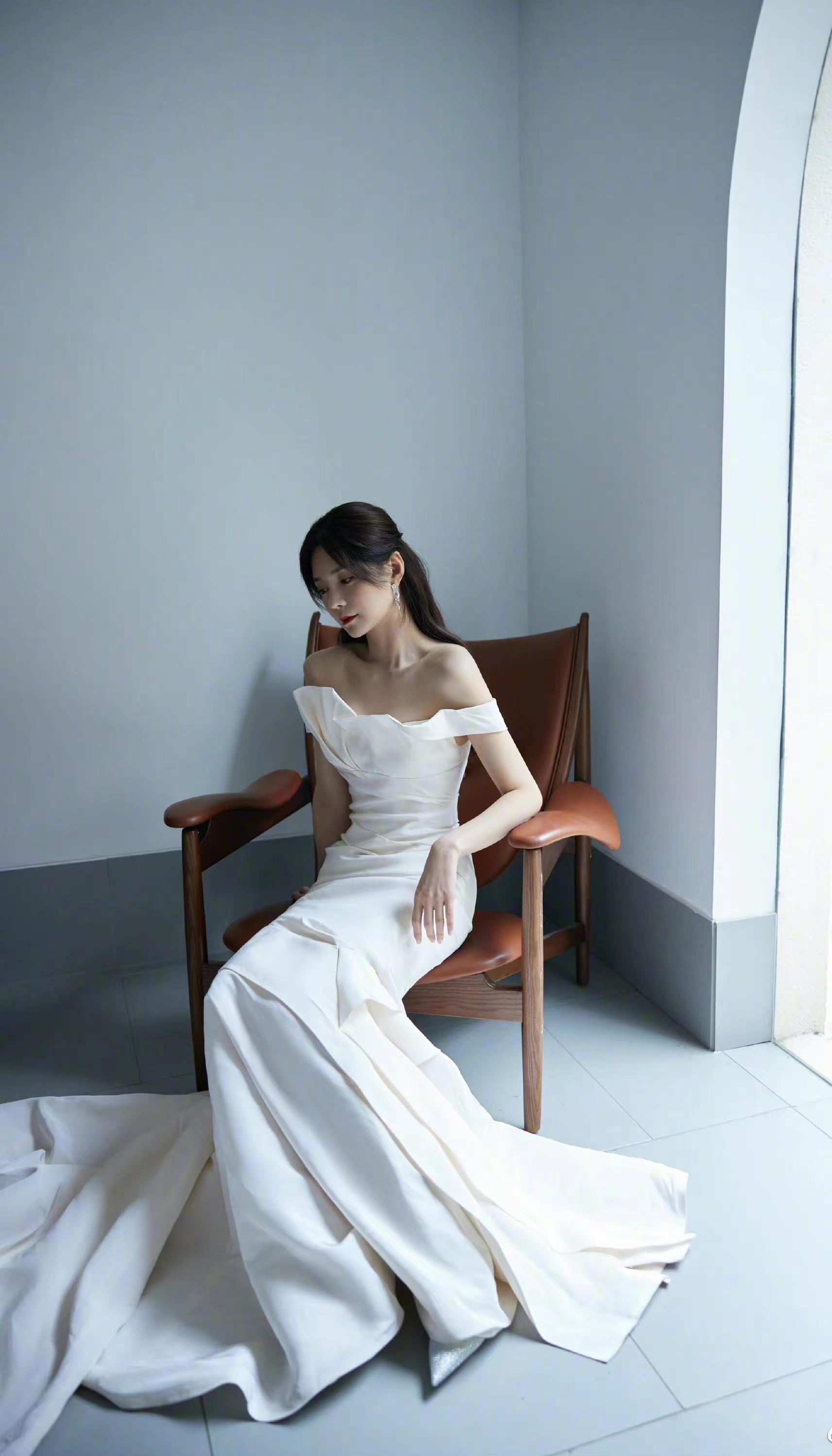 沈梦辰主持湖南卫视跨年晚会,一袭一字肩白裙,精致优雅!