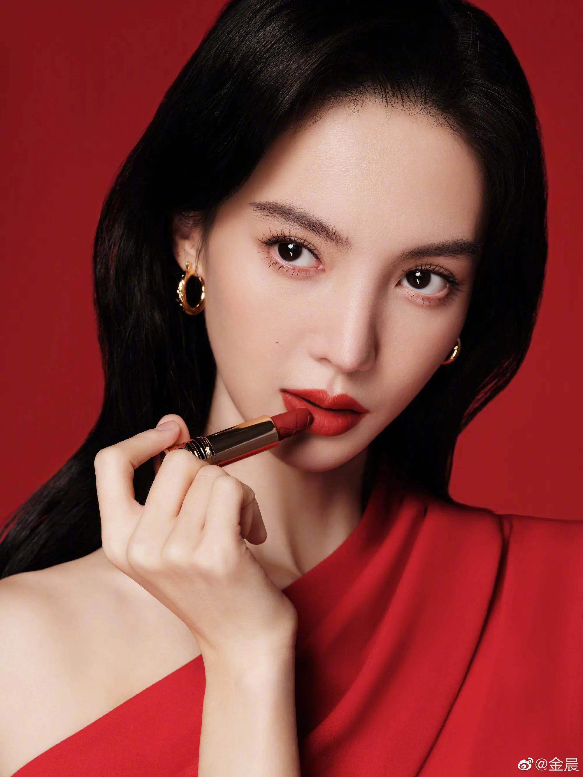 金晨身着时尚露肩鱼尾裙,勾勒出曼妙曼妙的身材,优雅高贵,冷艳迷人