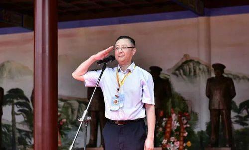 他是二野悍将,1960年任首任二炮司令,28年后升上将,儿子是少将_向守志