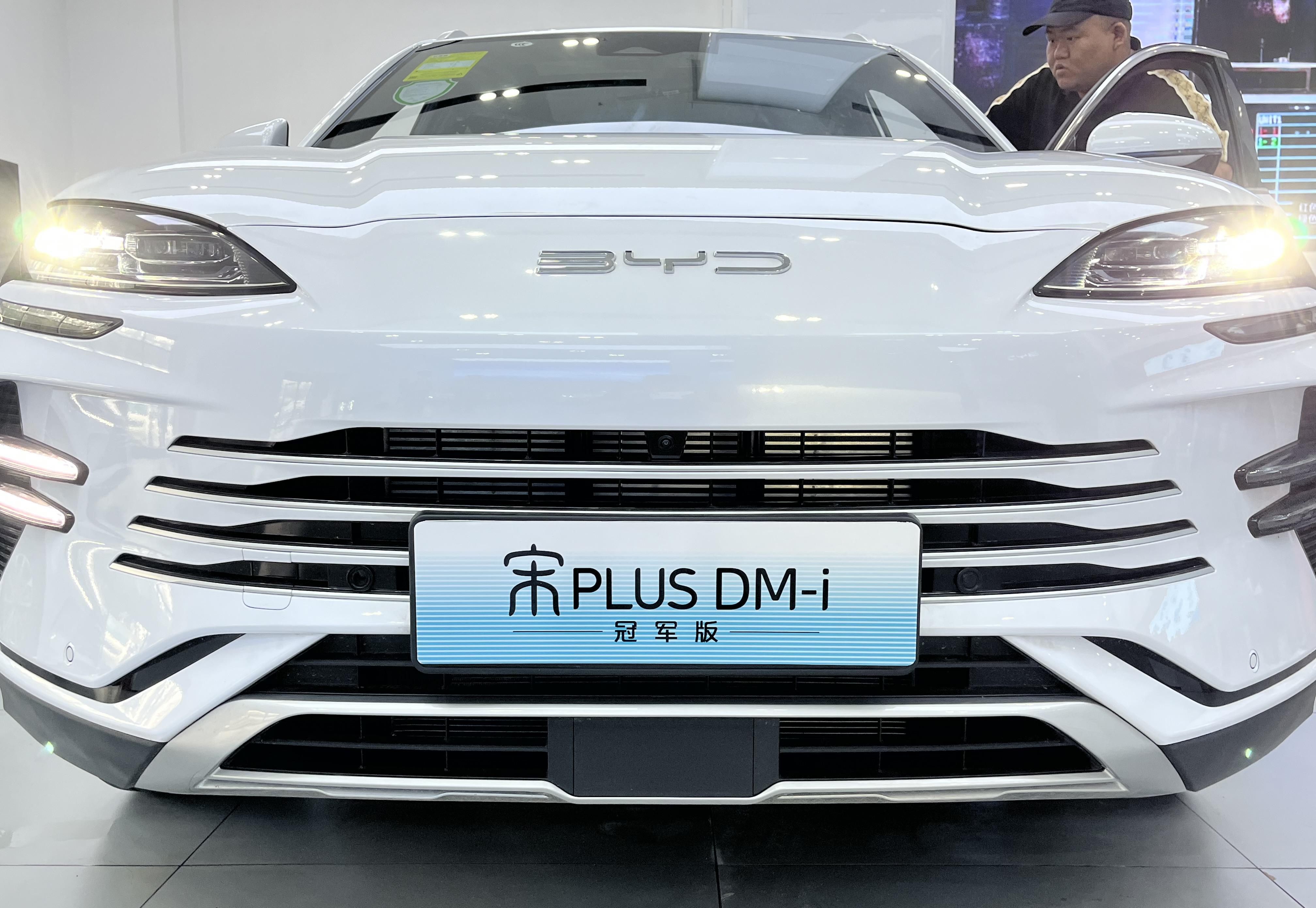 想买大空间舒服的suv,不妨看看比亚迪新款宋plus dm-i,店内实拍_搜狐