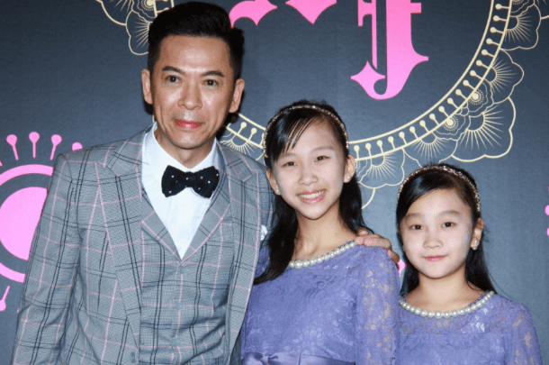 56岁tvb前艺人郭政鸿为长女庆生,罕见晒合照,两父女长相神似_中国香港