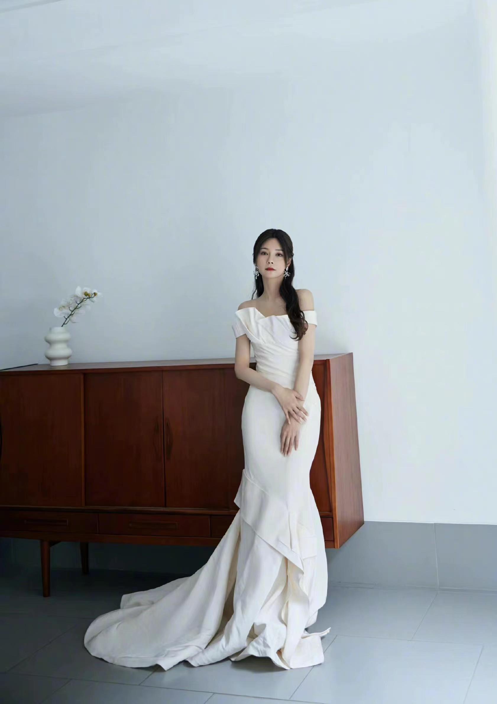 沈梦辰主持湖南卫视跨年晚会,一袭一字肩白裙,精致优雅!