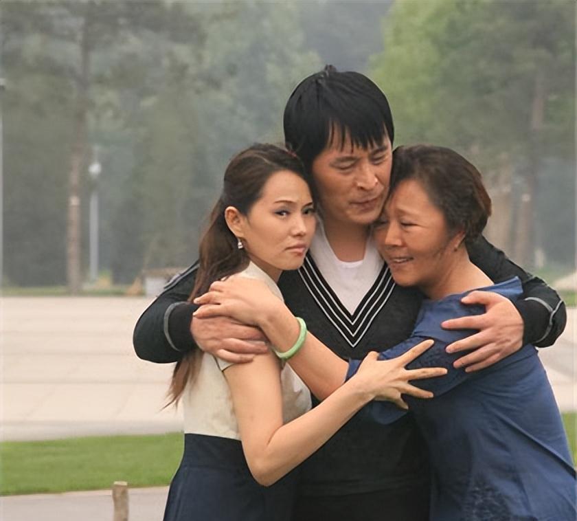 他误打误撞走上演艺路,24岁成名,39岁结婚生子后成恋家好男人_王亚楠