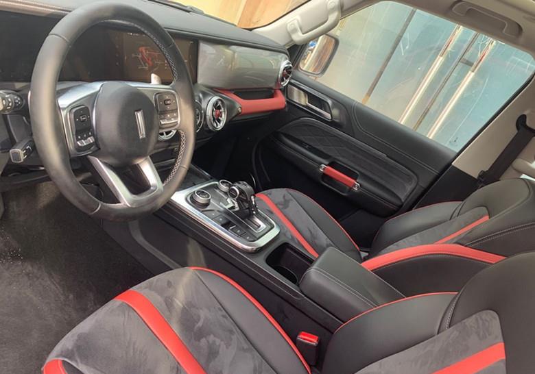 wey坦克300城市版到店,时尚"中国红"涂装,内饰质感可媲美大g_越野