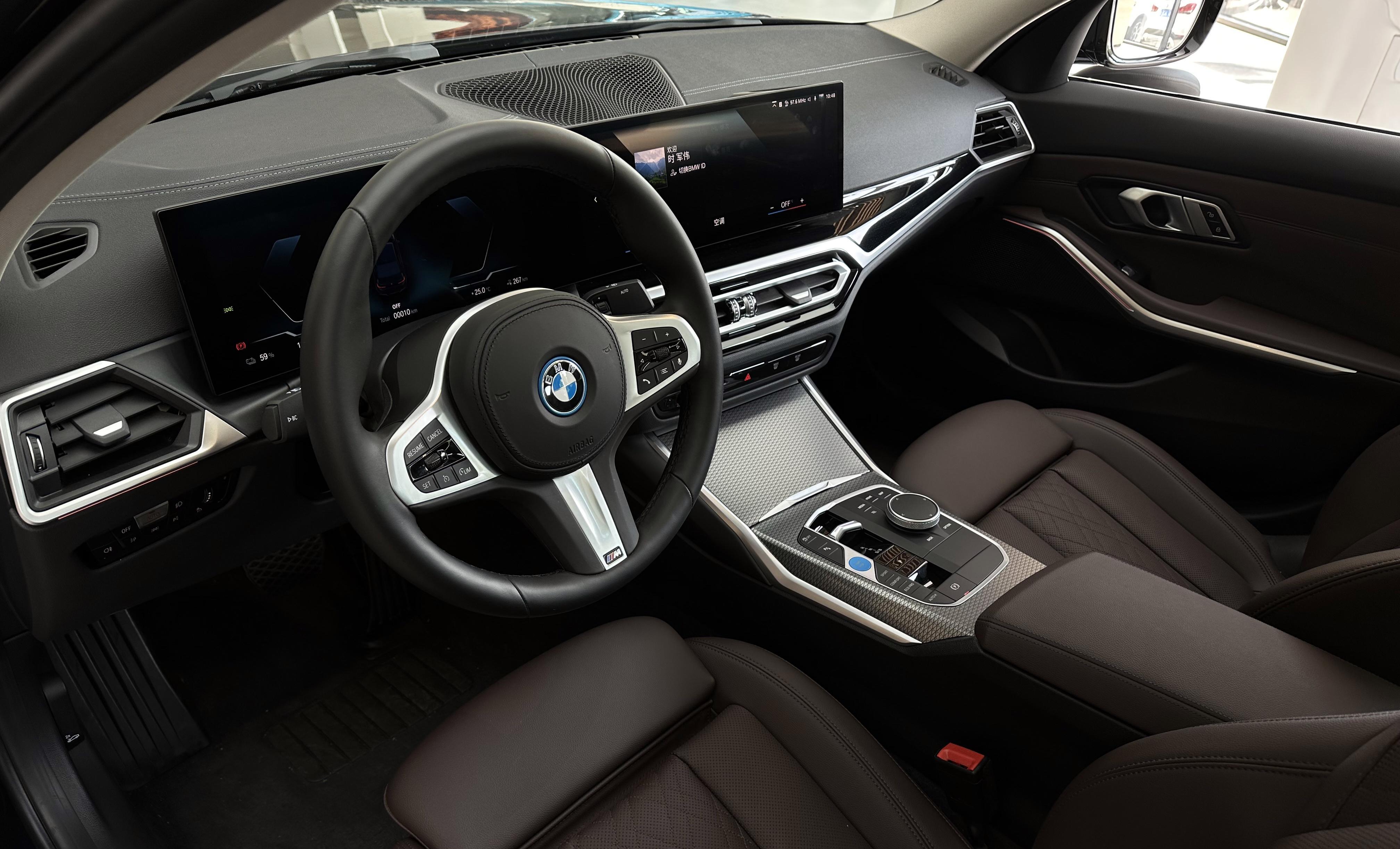 宝马i3的内饰也没有用大众所熟悉的"配方",而是全面换装了联屏和