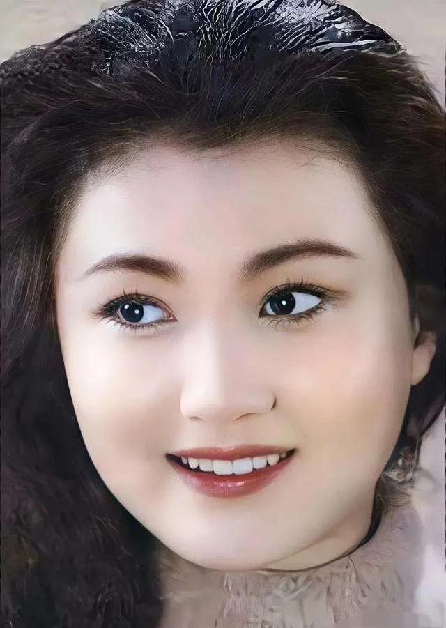 《风吹半夏》中的赵丽颖:从挂历中走出来的美女"款儿姐"_年代_剧中_裘