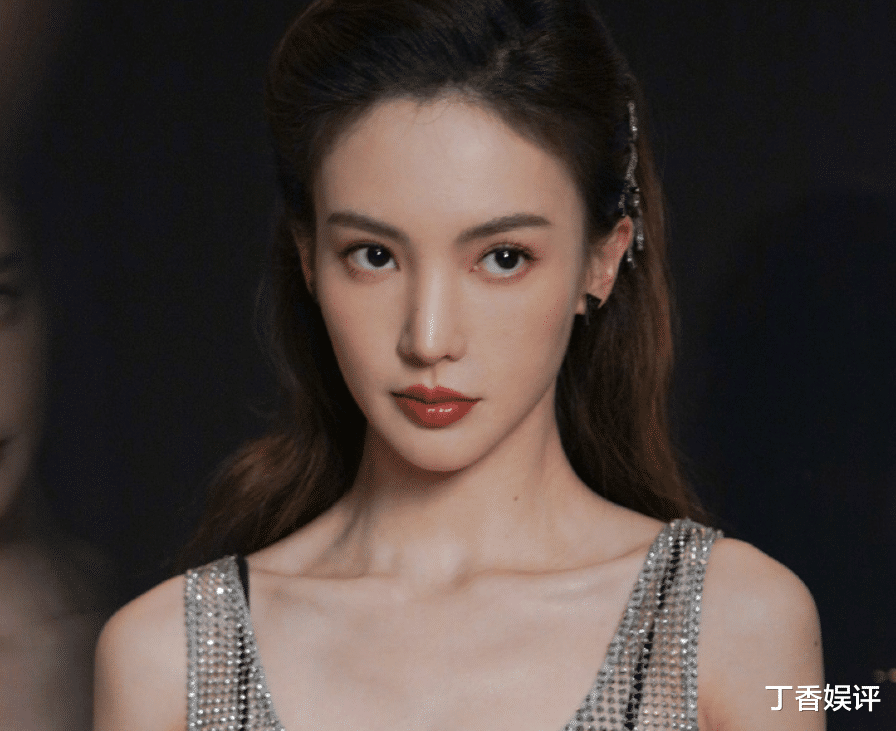 金晨晒美照通知喜讯,配文喜上加喜引关注,看到耳环我秒懂了!