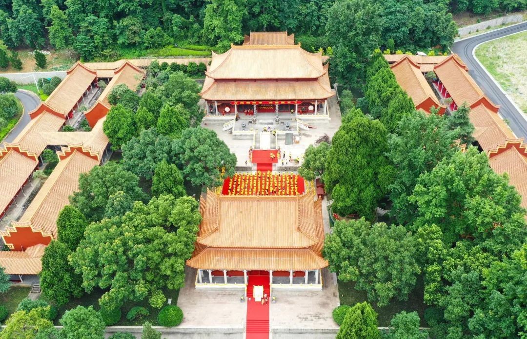 据悉,首届全球华商祭舜大典初步定于下半年在九嶷山舜帝陵盛大举行