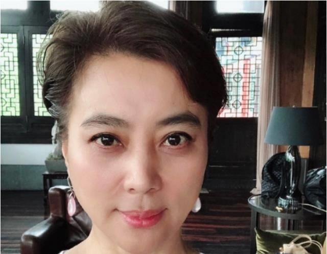 56岁玉兔精李玲玉晒近照,被指男子气概十足?