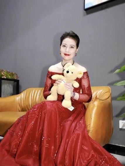 53岁周海媚终于美回来,穿黄色吊带裙度假,年轻20多岁_高领_肤色_颜色