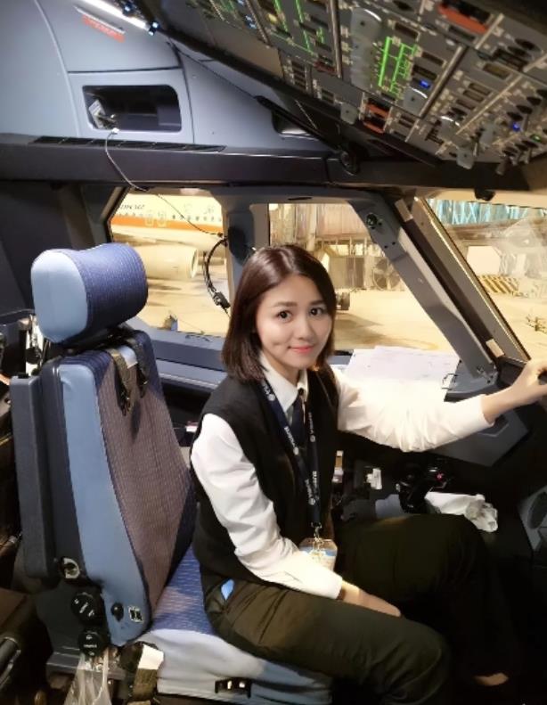 中国最年轻女机长伍倩玉,17岁开飞机26岁拿下四道杠