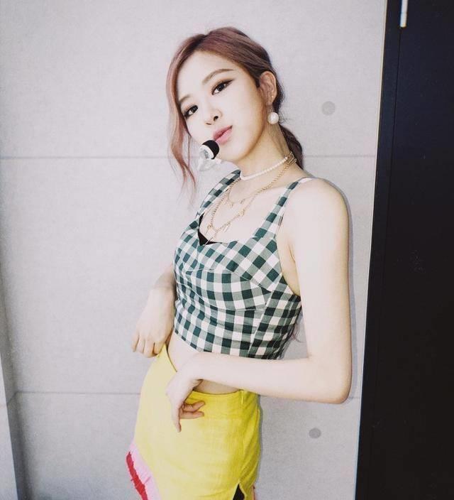 rose的腰好细,a字裙却像短裤,看完差点不敢吃饭_身材_裙子_jennie